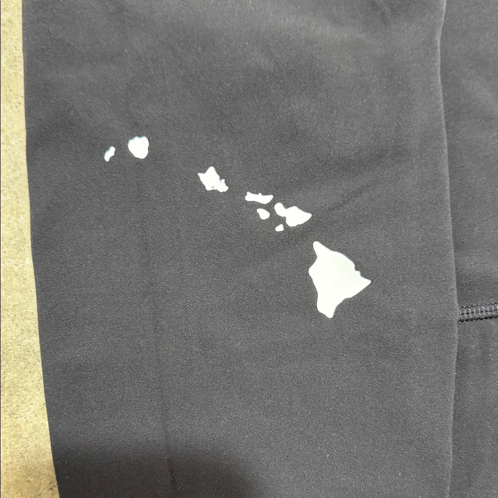 RARE!! Lululemon Athletica Black Leggings with White Island Design - Picture 5 of 5